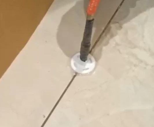 珠海市瓷砖空鼓维修公司专业解答瓷砖在铺贴过程中，如果没有涂抹均匀到位的粘结材料（如水泥砂浆或瓷砖胶），可能会导致以下问题