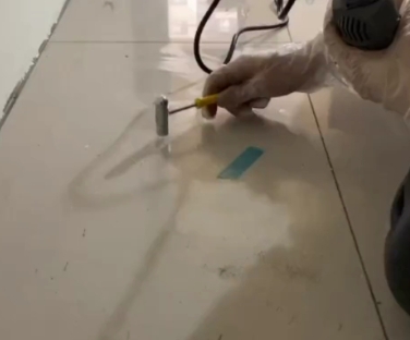 珠海市瓷砖开裂维修公司专业分享瓷砖在铺贴前如果没有沥干水分，将会导致以下问题